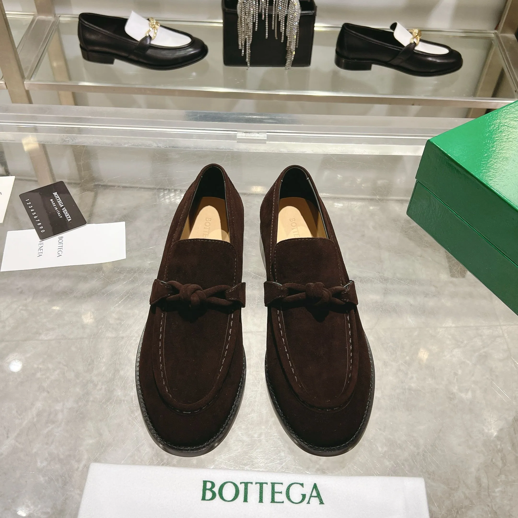 [BV] Top P: 820💰 Couple size: female 35-39 (female 40 custom-made) male 39-44 (38.45 non-refundable) Bottega Veneta 2025 counter synchronization style! Small round toe loafers! Imported leather outsole! High-grade cashmere! Solid color Niuli! Original board developed leather buckle